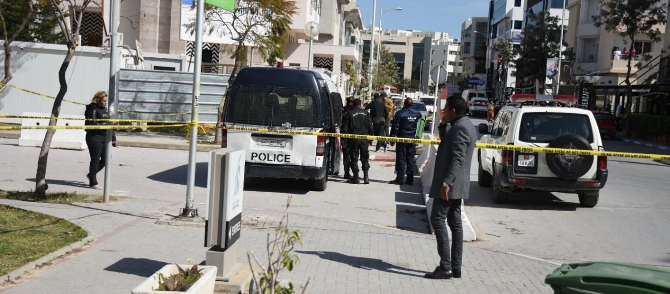 Τυνησία: Μη επανδρωμένο όχημα της αστυνομίας σταματά πεζό γιατί παραβίασε την απαγόρευση της κυκλοφορίας